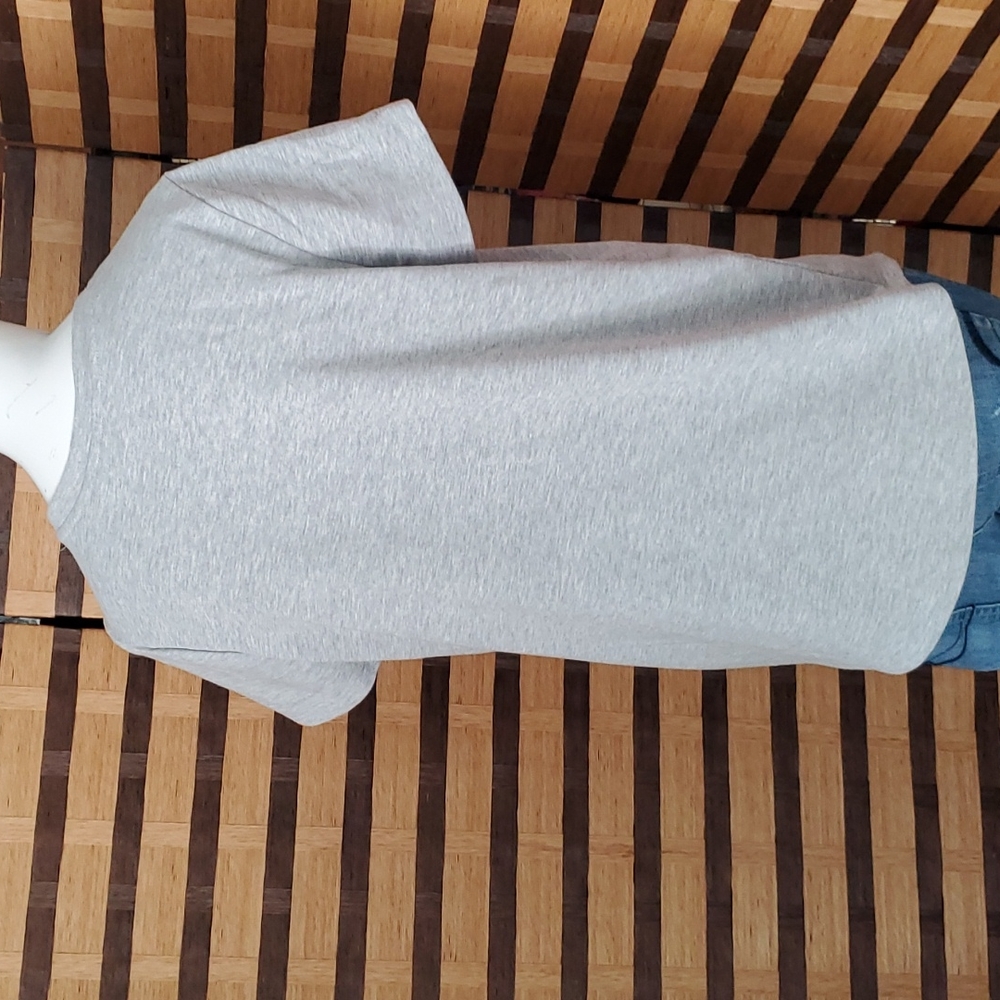 EUC! Simply Vera Wang raised rose tshirt - Picture 3 of 9